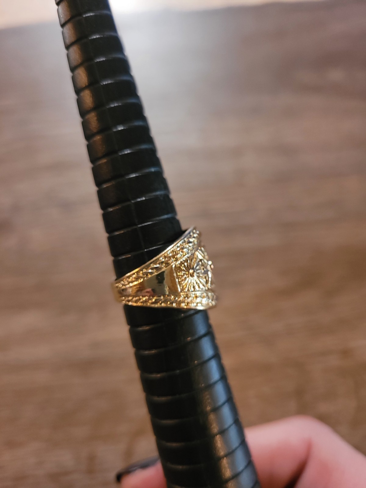 Wide Goldtone Band Ring Floral Star Design Women’s Fashion Costume Jewelry