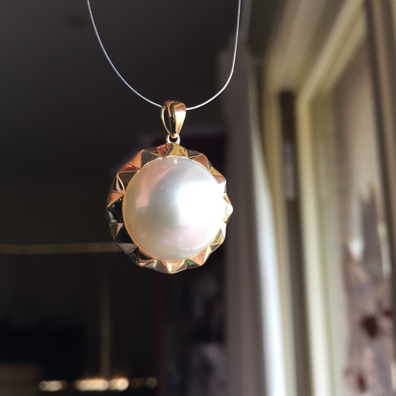 Top luster 16mm Seawater Mabe pearl Natural White 9k Gold Pendant 25.25cts