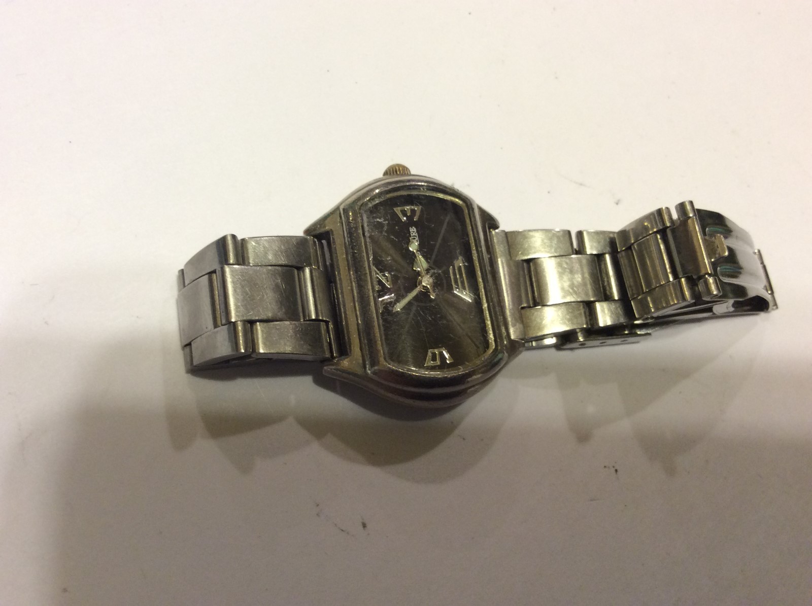 Collectible S 2 Squre womens watch,runs good has wear/age,bold silver tone L497