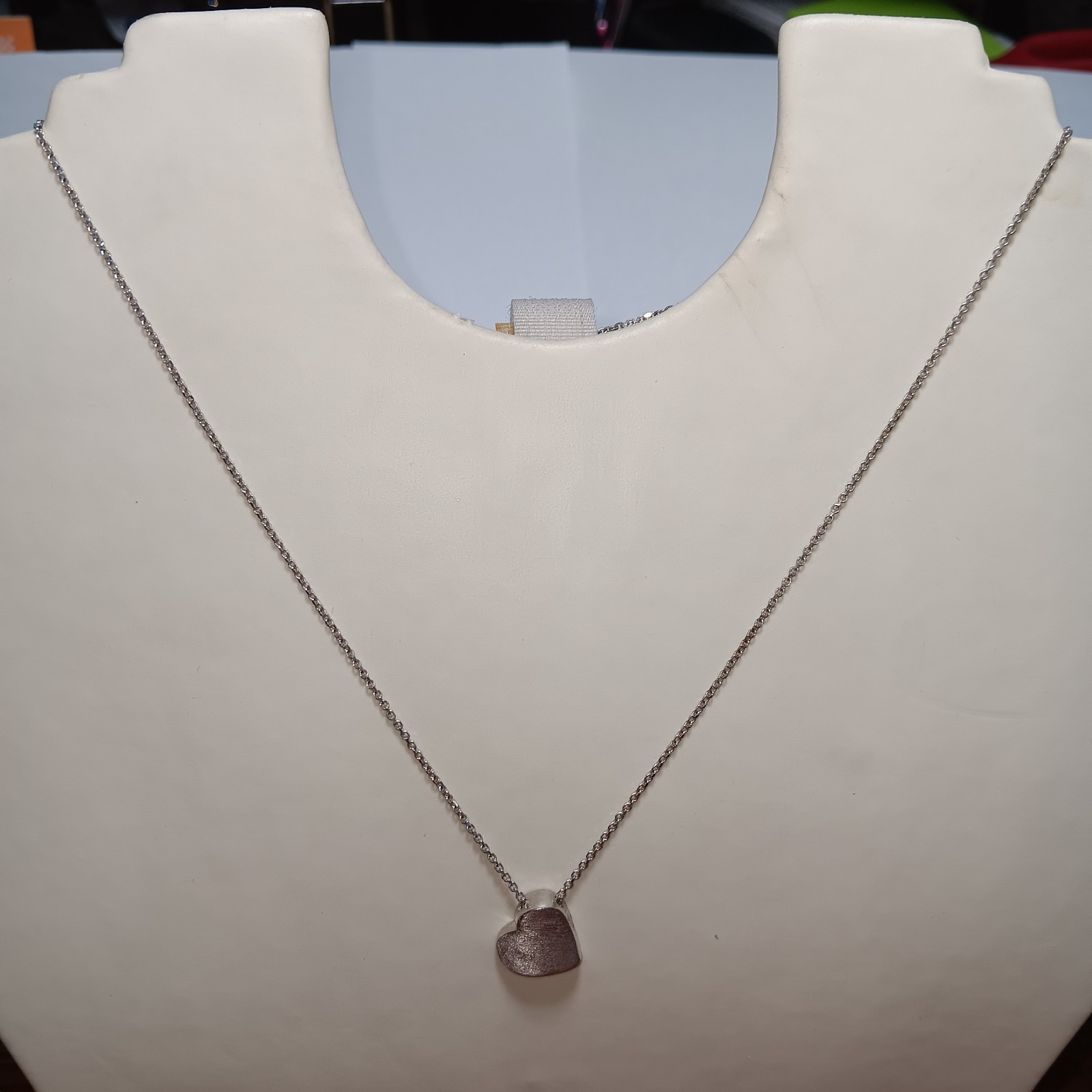 Silver Tone Metal 16″ Chain Necklace Lobster Claw Closure Brushed Heart Pendant