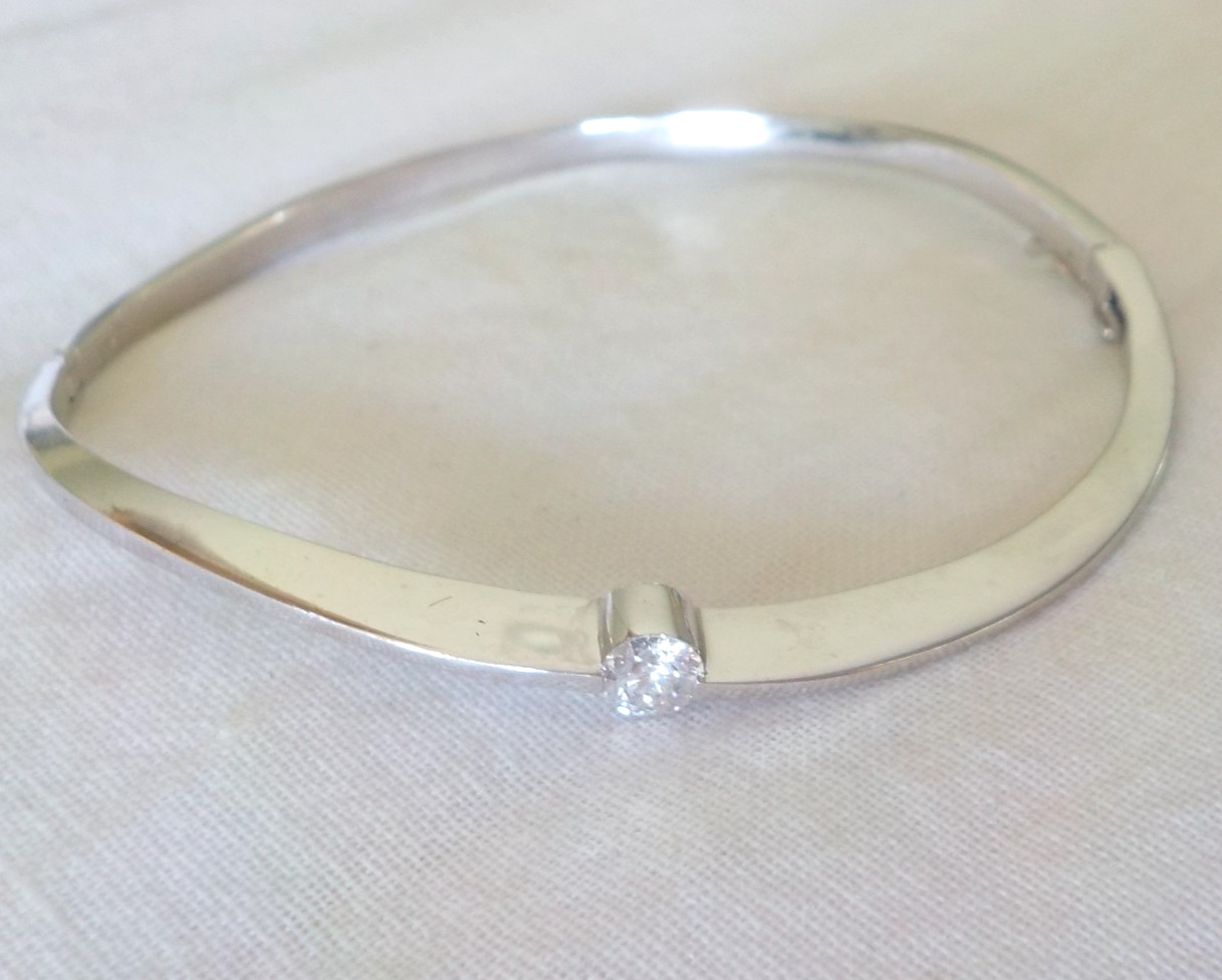 Modern 14K White Gold Knife Edge VS Diamond Bracelet – 9.8 gms, 6.7 in, 0.28 ctw