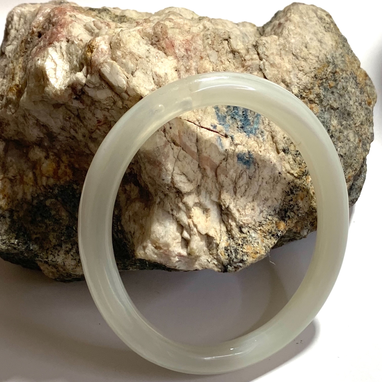 Round Swirled Transparent White Retro Mod Lucite Bracelet Oval Small Size Hand