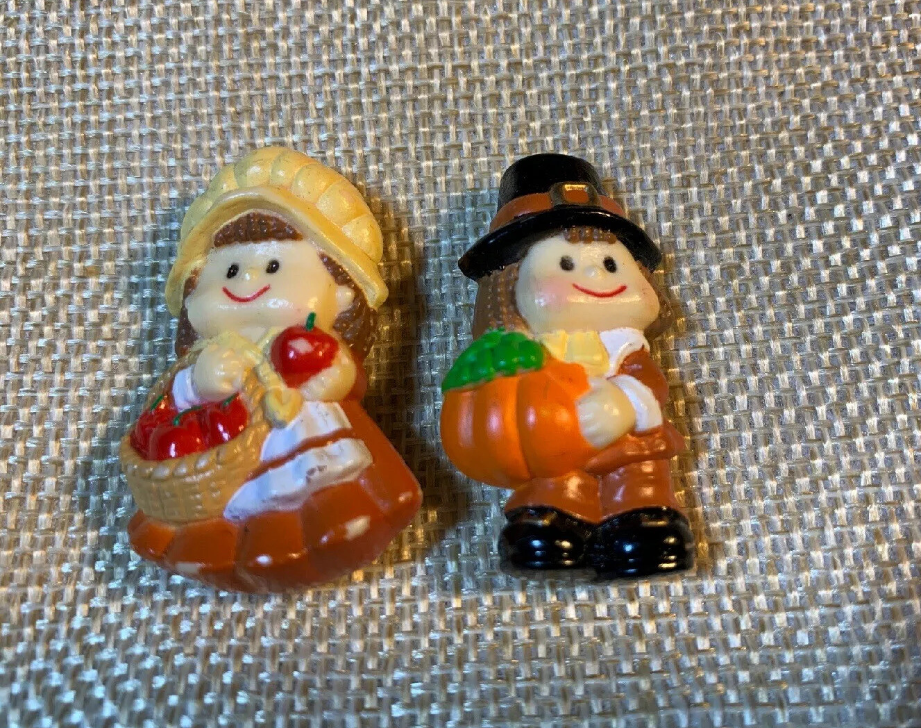 2 PLASTIC PILGRIMS PINS MALE AND FEMALE BY RUSS 1” Cute Character Pins