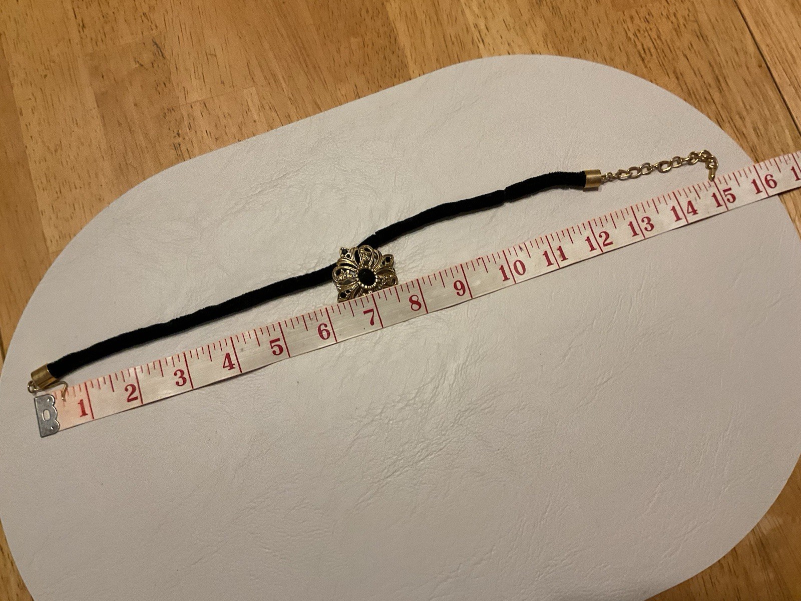 VIMTAGE AVON BLACK AND GOLD TONE NECKLACE CHOKER