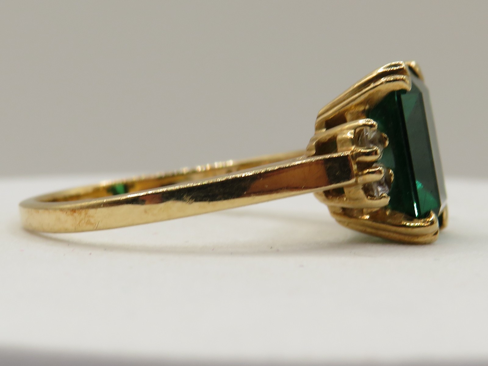 10K YELLOW GOLD RING w 5 SYNTHETIC SPINELS (1 GREEN & 4 WHITE) – SIZE 7.75*