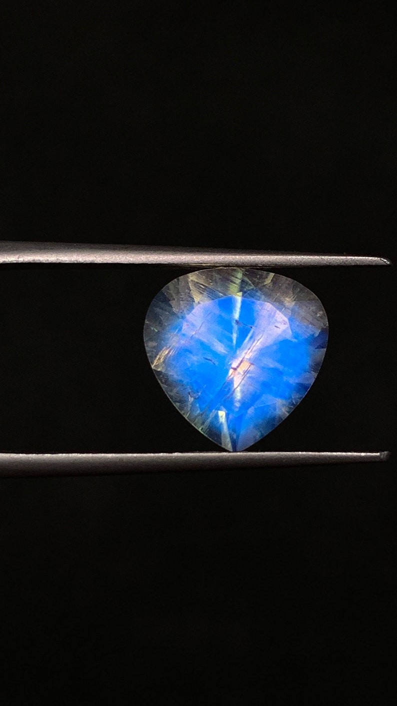 AAAAAAAA Mazing Blue Fire Rainbow Moonstone Heart Shape Faceted Cut Size 11 mm