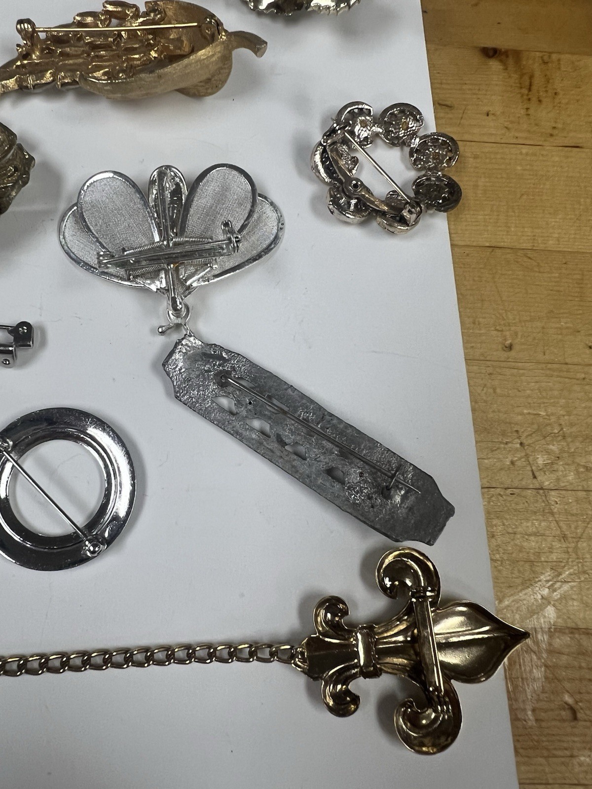 Lot Of Vintage Costume Jewelry Brooches / Pins Flowers, Frogs, Gold Tone, Etc