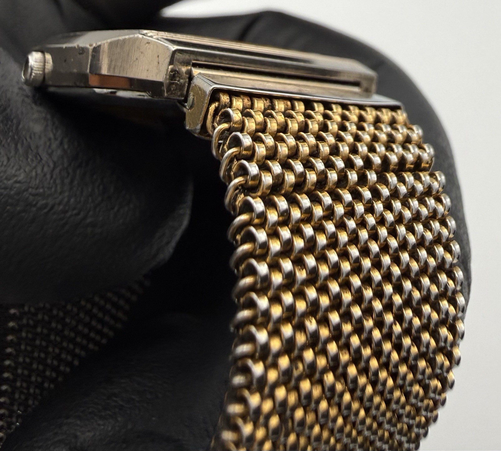 Aureole Quartz Gold Dial Wristwatch