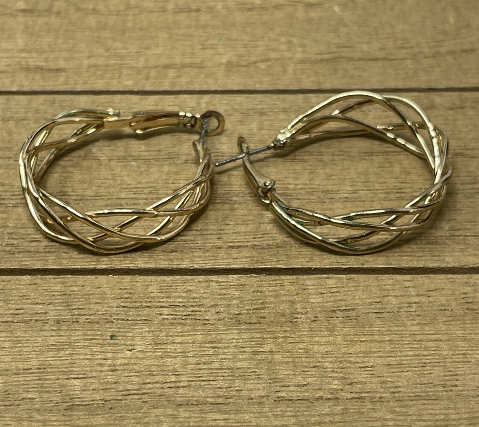 Vintage Gold Tone Lattice Weave Hoop Earrings Interwoven Basket Open Work Latch