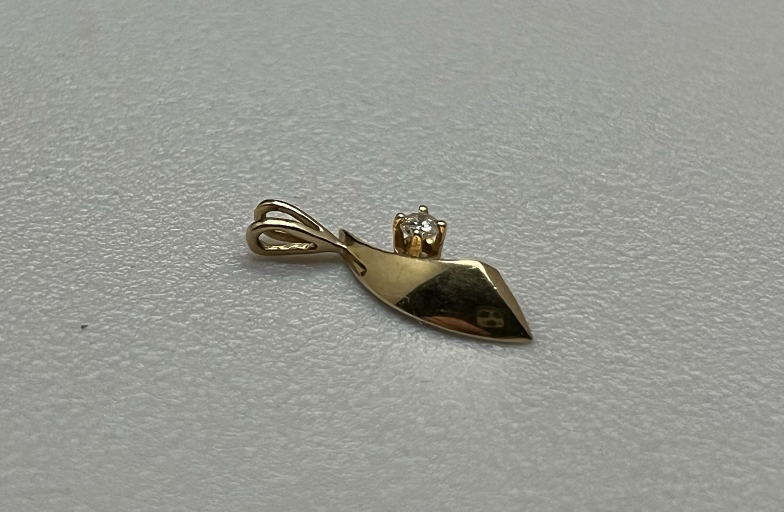 Cute Vintage .585 14K Solid Yellow Gold & Diamond Small Estate Retro Pendant
