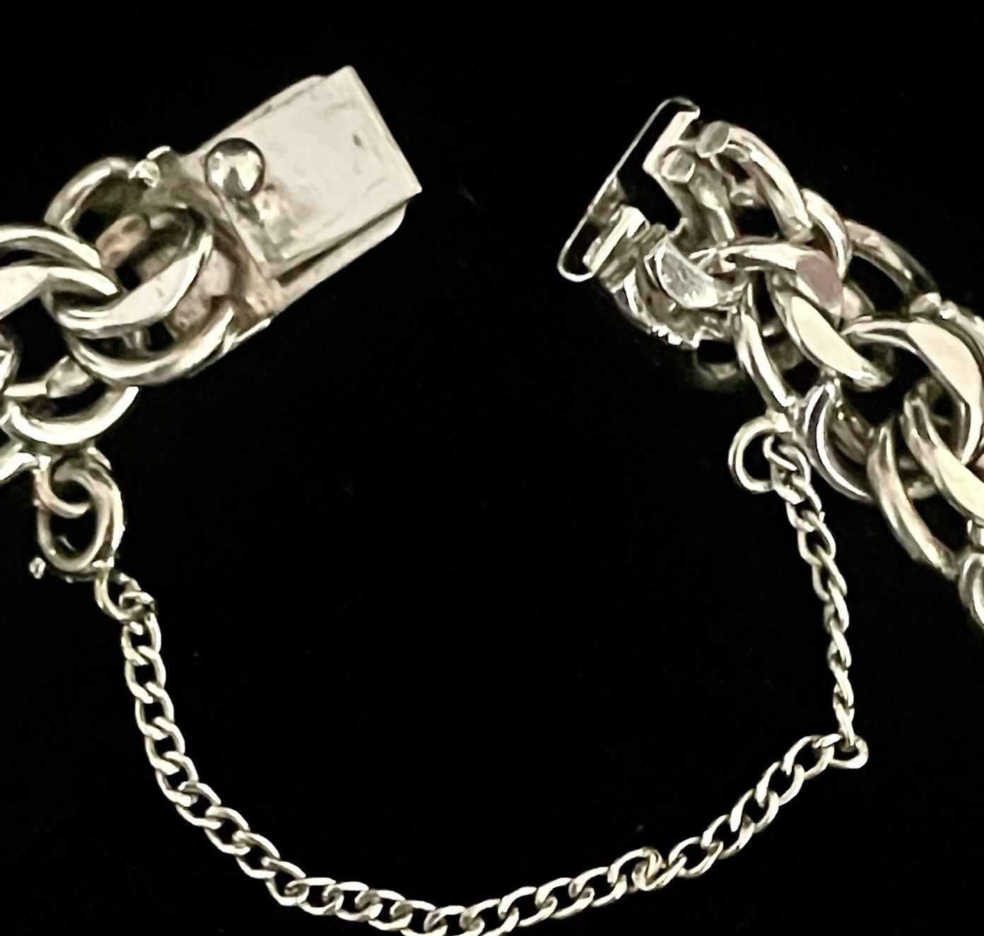 VINTAGE WINARD STERLING SILVER CHARM BRACELET WITH 6 CHARMS ~ 36.6 G