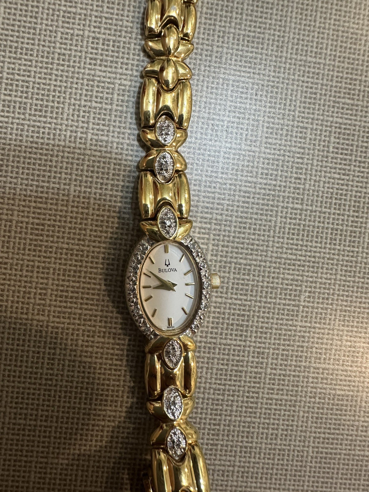 VINTAGE 7″ BULOVA 98R34 LADIES DIAMOND ACCENT BEZEL WATCH