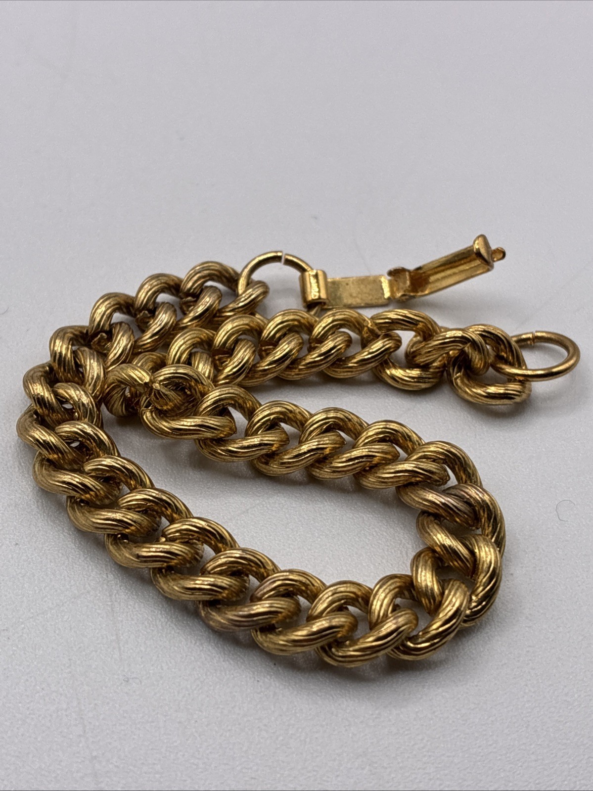 Vintage Gold Tone Curb Chain Bracelet Textured Cuban Link Fold Over Clasp 7.25″