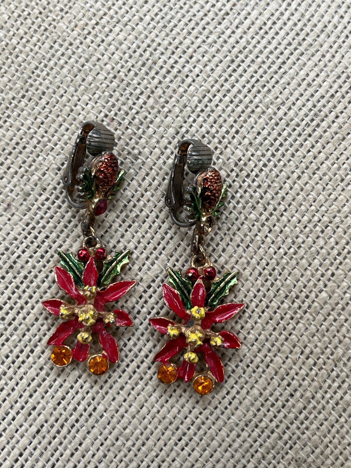 Vtg Christmas Metal and Enamel poinsettia Dangling Clip-on Earrings 1.5″ wbk