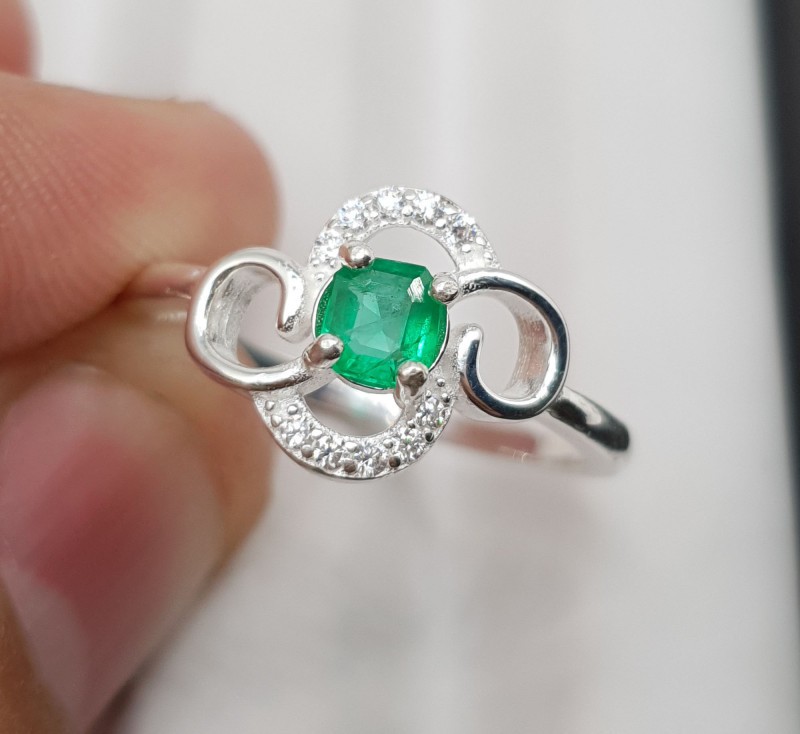 Natural Top Quality VVS Emerald 11.20 Carats 925 Silver Ring