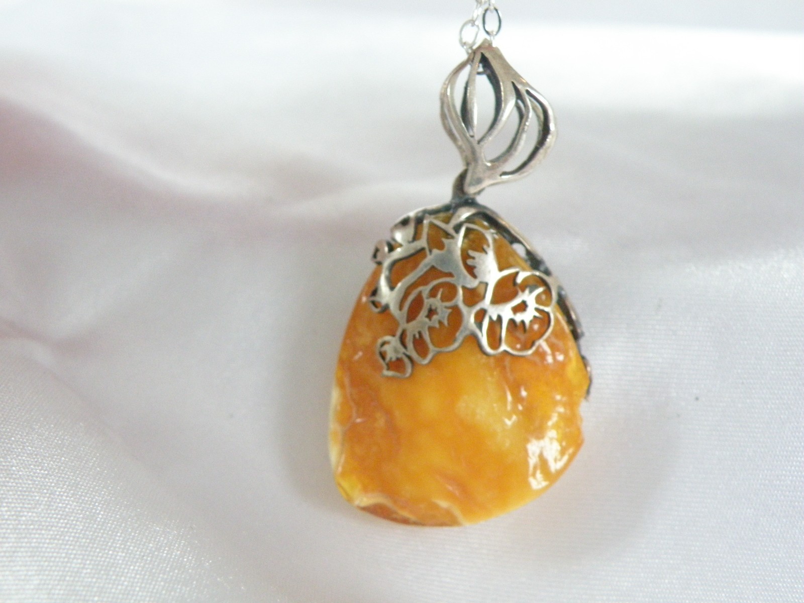 Vintage Sterling Silver 925 Butterscotch Egg Yolk Amber Pendant Necklace
