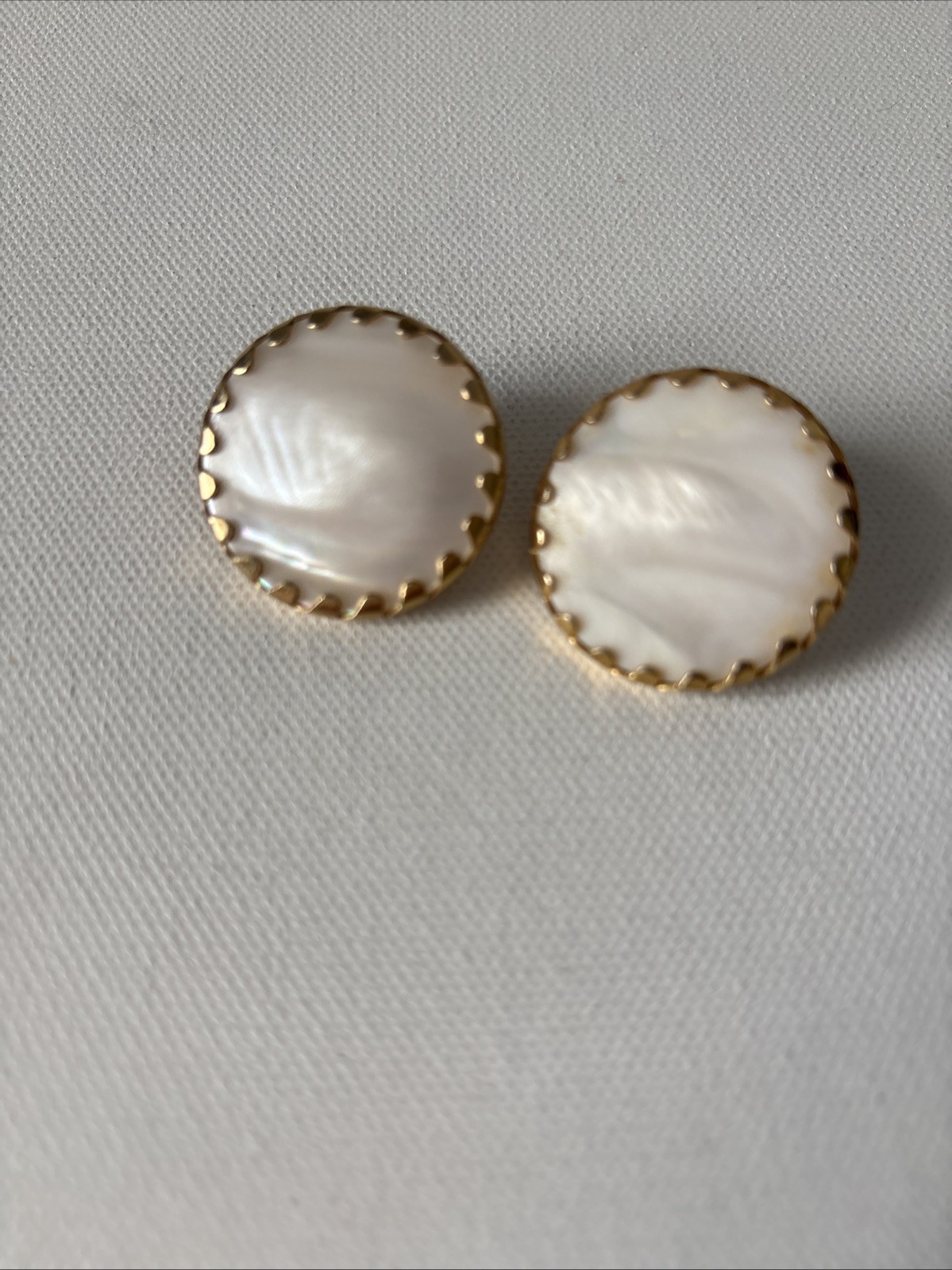 Vintage 1950’s Mother of Pearl Gold Tone Scalloped Disc Button Clip on Earrings
