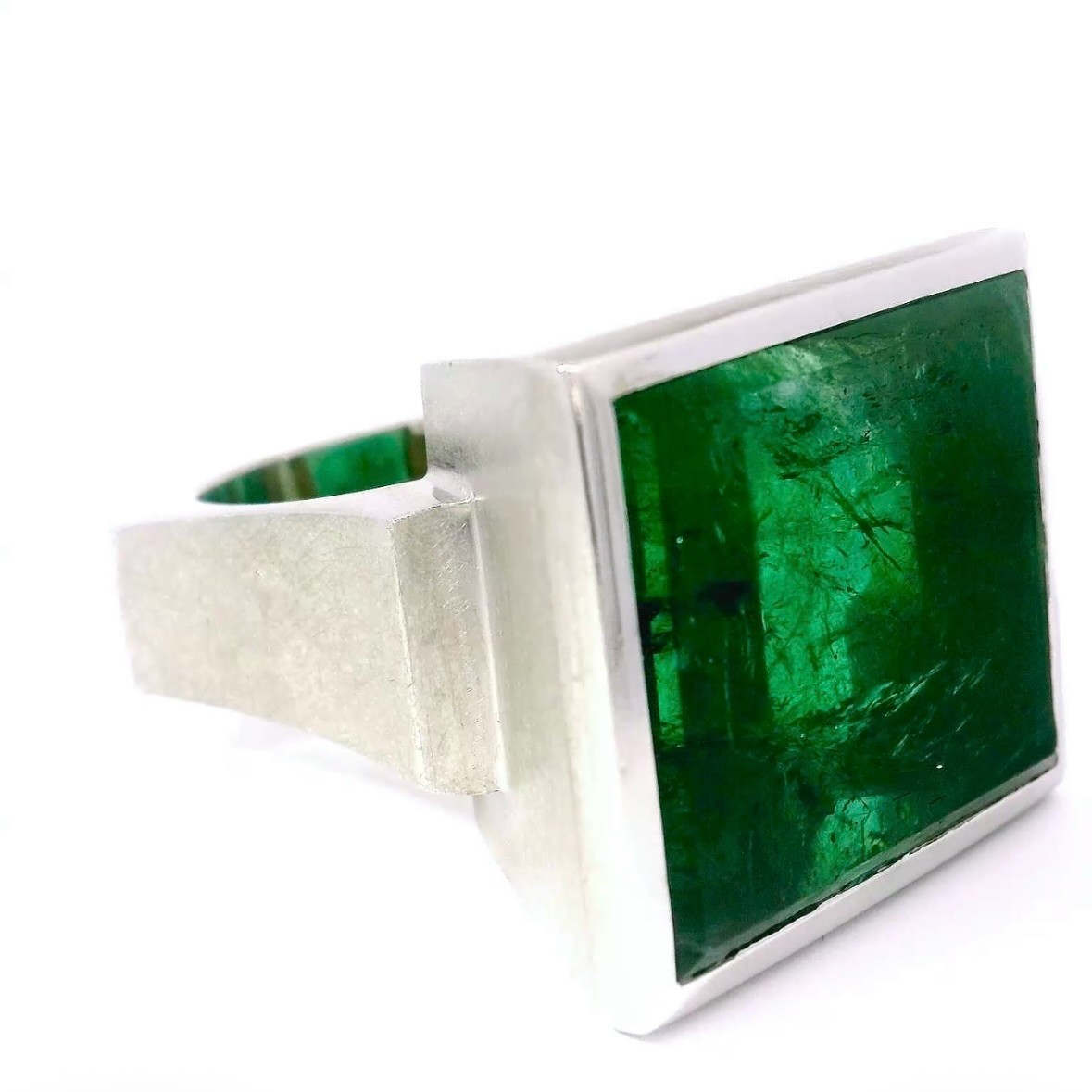 750 Tourmaline Ring in 18ct White Gold with Impressive Tourmaline