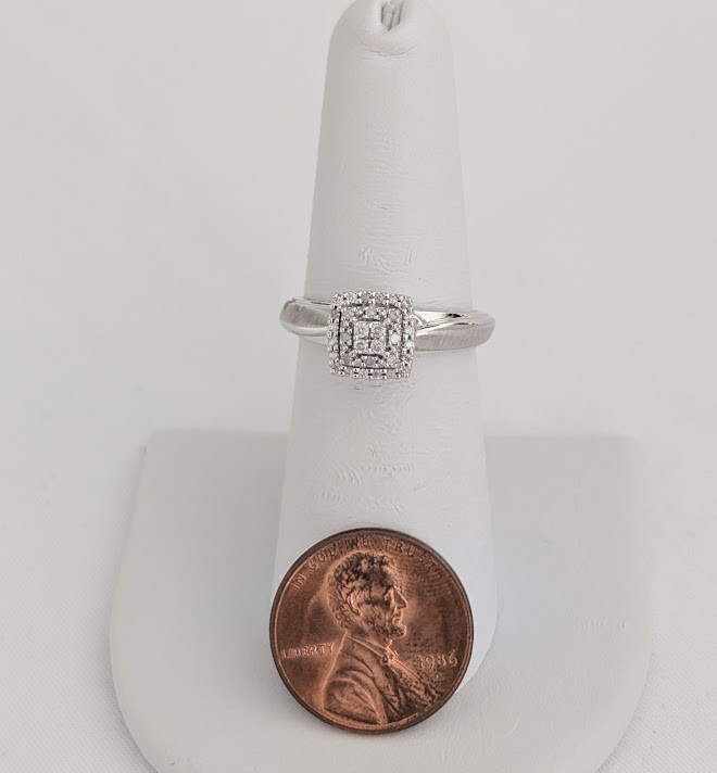 Keepsake Brand Diamond Ring 10K Gold 3.2 Grams Retail $1399 Make me An Offer!