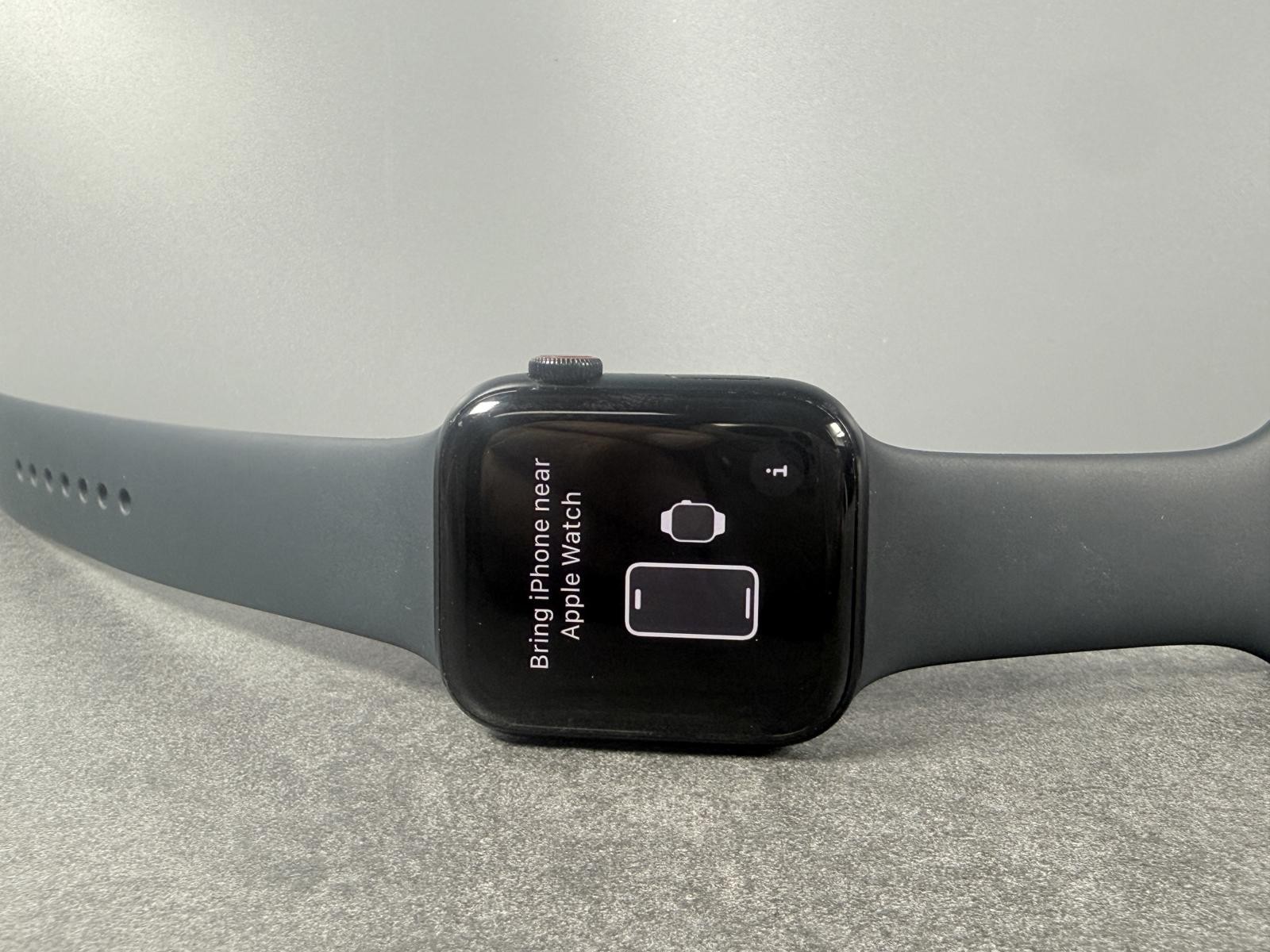 Apple Watch SE 2nd Gen 44mm GPS + Cellular LTE Black – No iCloud Lock