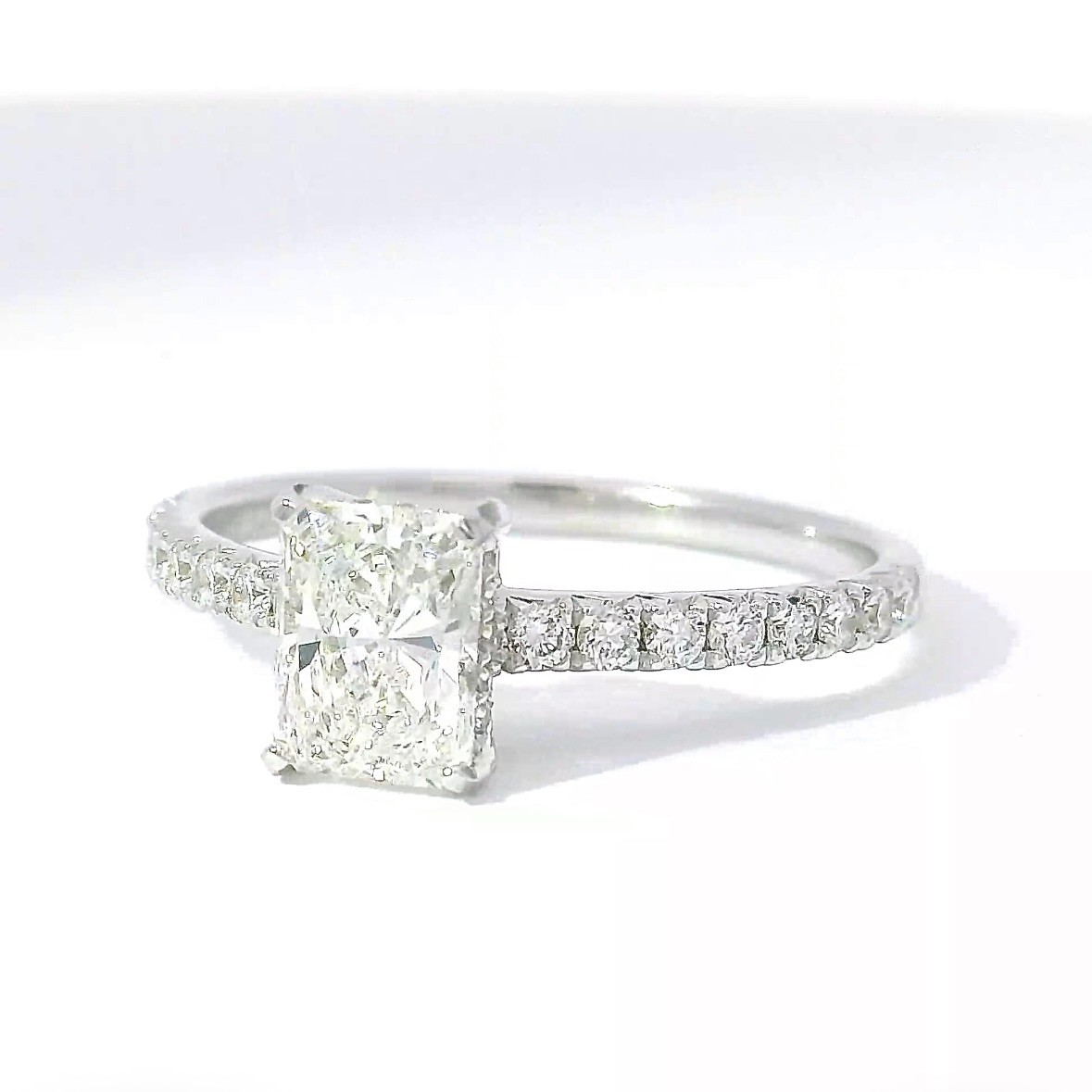 750 Engagement Solitaire Ring in 18K White Gold with Radiant Brilliant & Pavé Trim