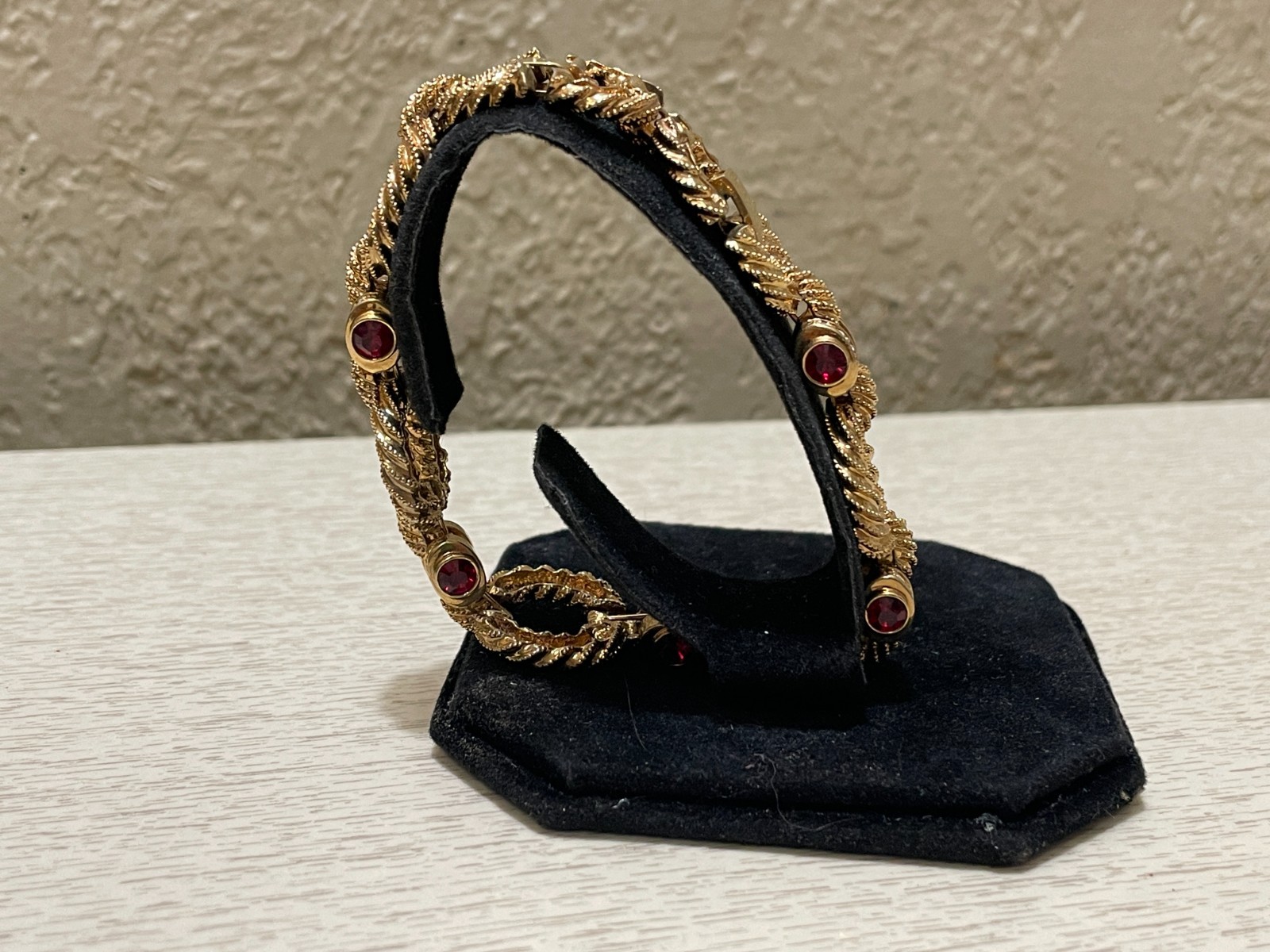 JACKIE KENNEDY HEAVILY TEXTURED RINGS WITH CLEAR AND RED RONDEL ENDCAPS BRACELET
