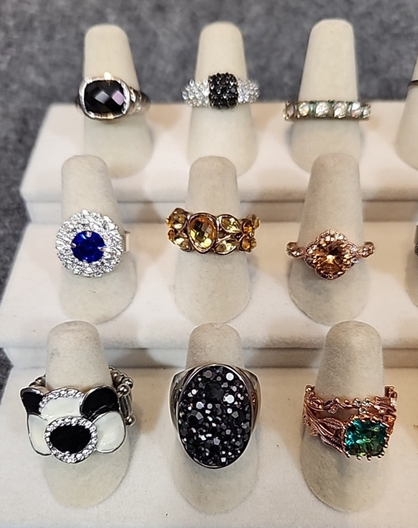 Jewelry 18 Rhinestone Rings Adjustable Sized Stretch Multi-Colored Bands Lot#262