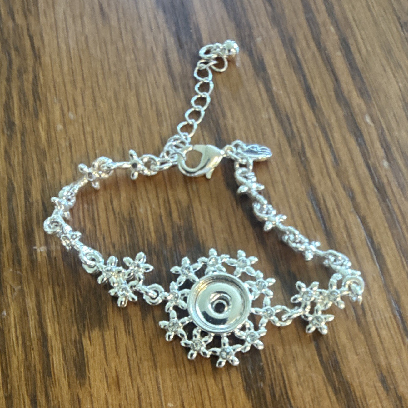 Style Dots Silver-Tone Snowflake Dangle Charm Cable Bracelet – Lobster Clasp Sl