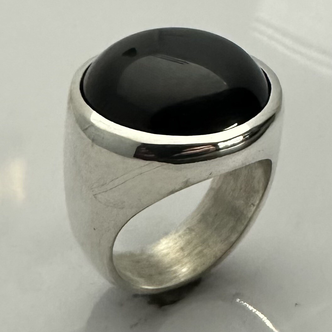 MJG STERLING SILVER MEN’S RING. 20mm BLACK ONYX CABOCHON. SZ 10. 28 Grams.