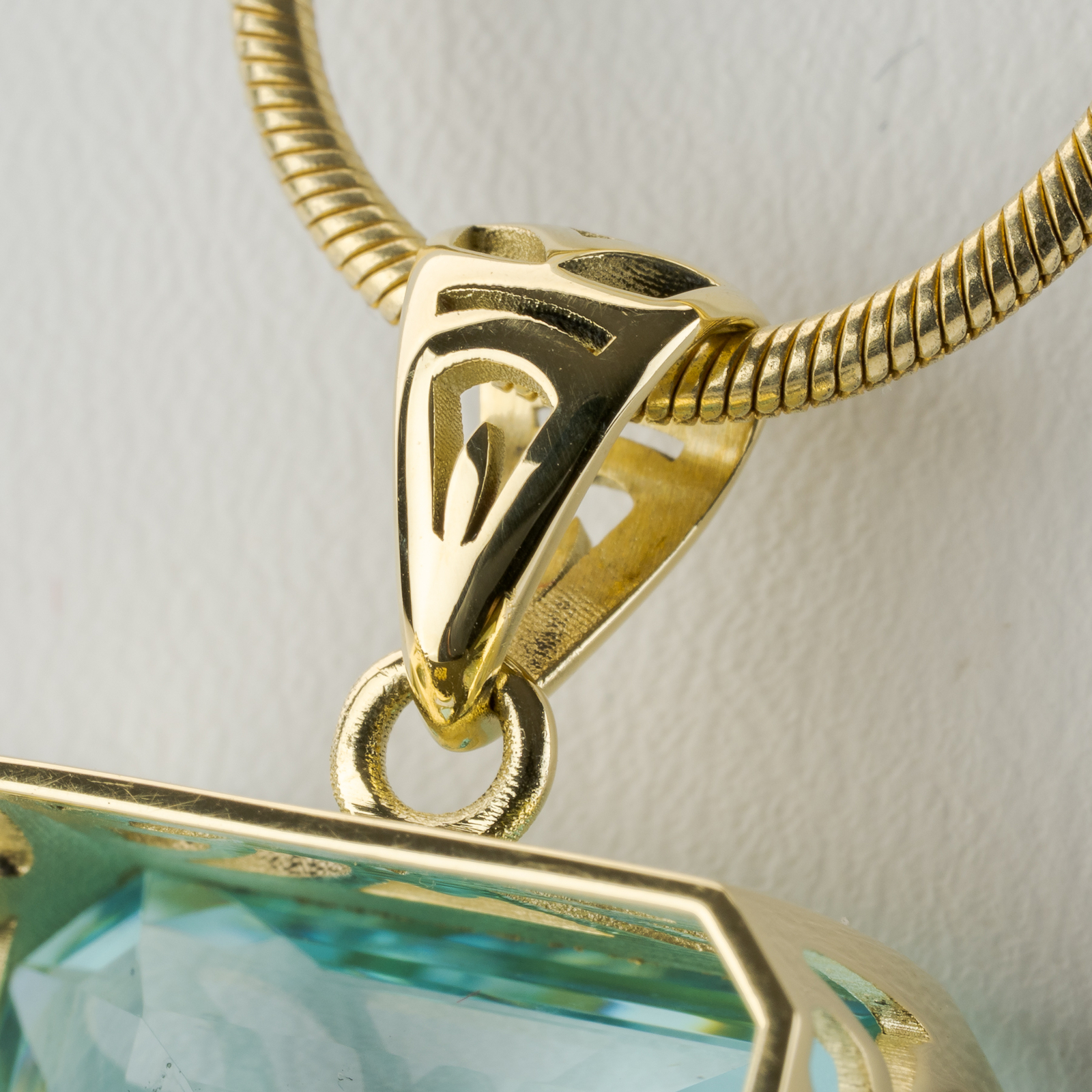 14k gold pendant with an aquamarine