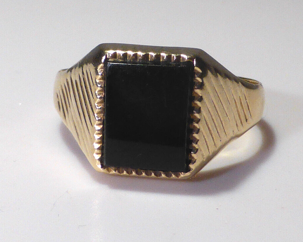 9ct Gold Signet Ring Jet UK Hallmark 1969 AJ Size T 1/2 Boxed