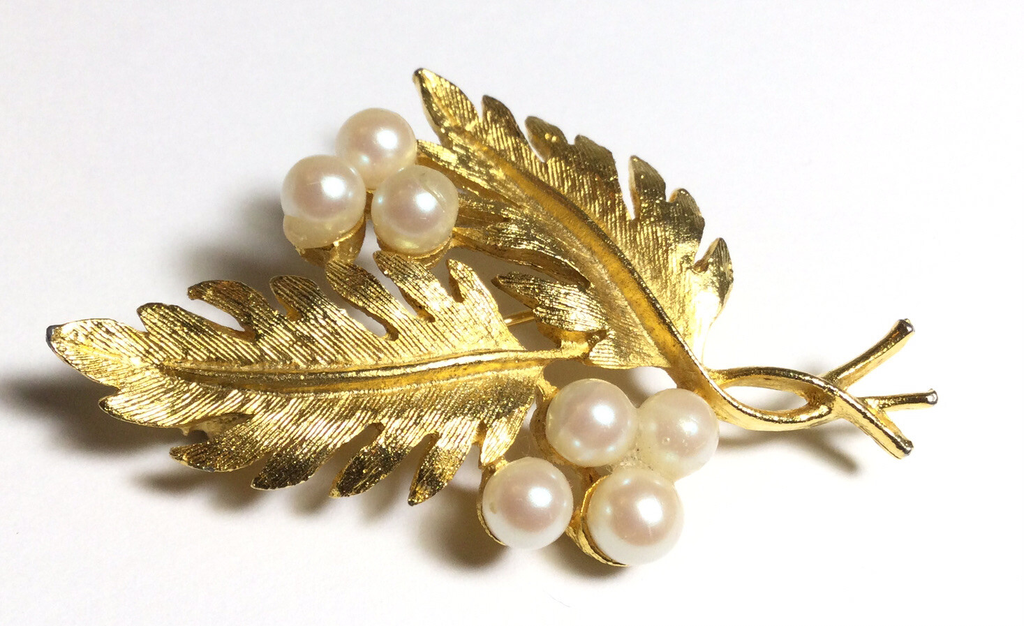PRETTY SIGNED D.F.A. LEAFY FAUX PEARL CLUSTER BROOCH GOLDTONE