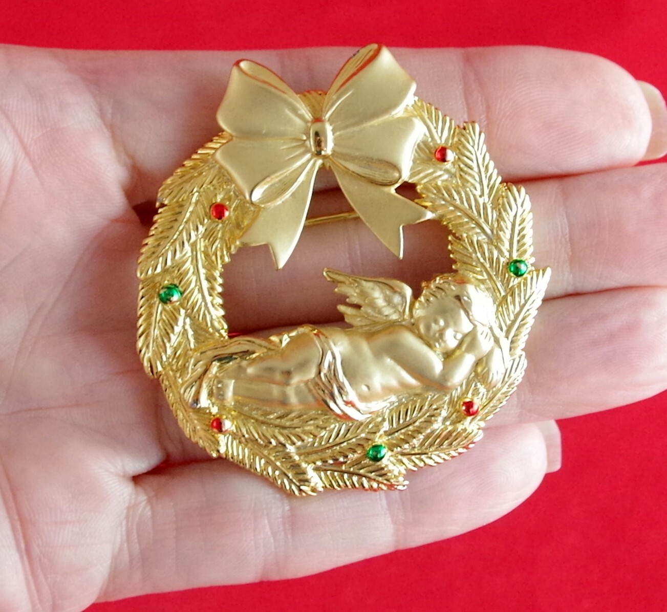 Pretty! EVC VTG c1980’s JJ BIG CHRISTMAS WREATH SLEEPING CHERUB ANGEL BROOCH PIN