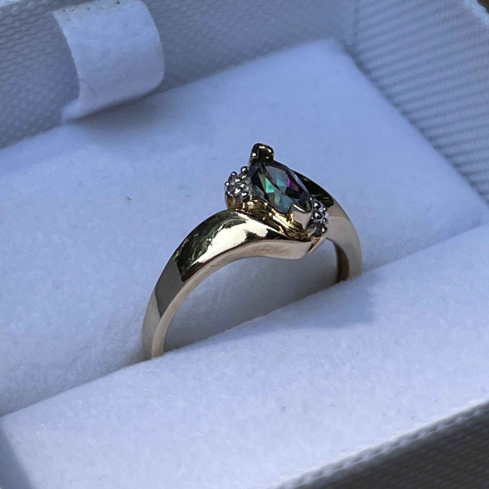 10k Solid Yellow Gold with Mystic Topaz Accent Ring Size 7; 2.4 grams, gorgeous