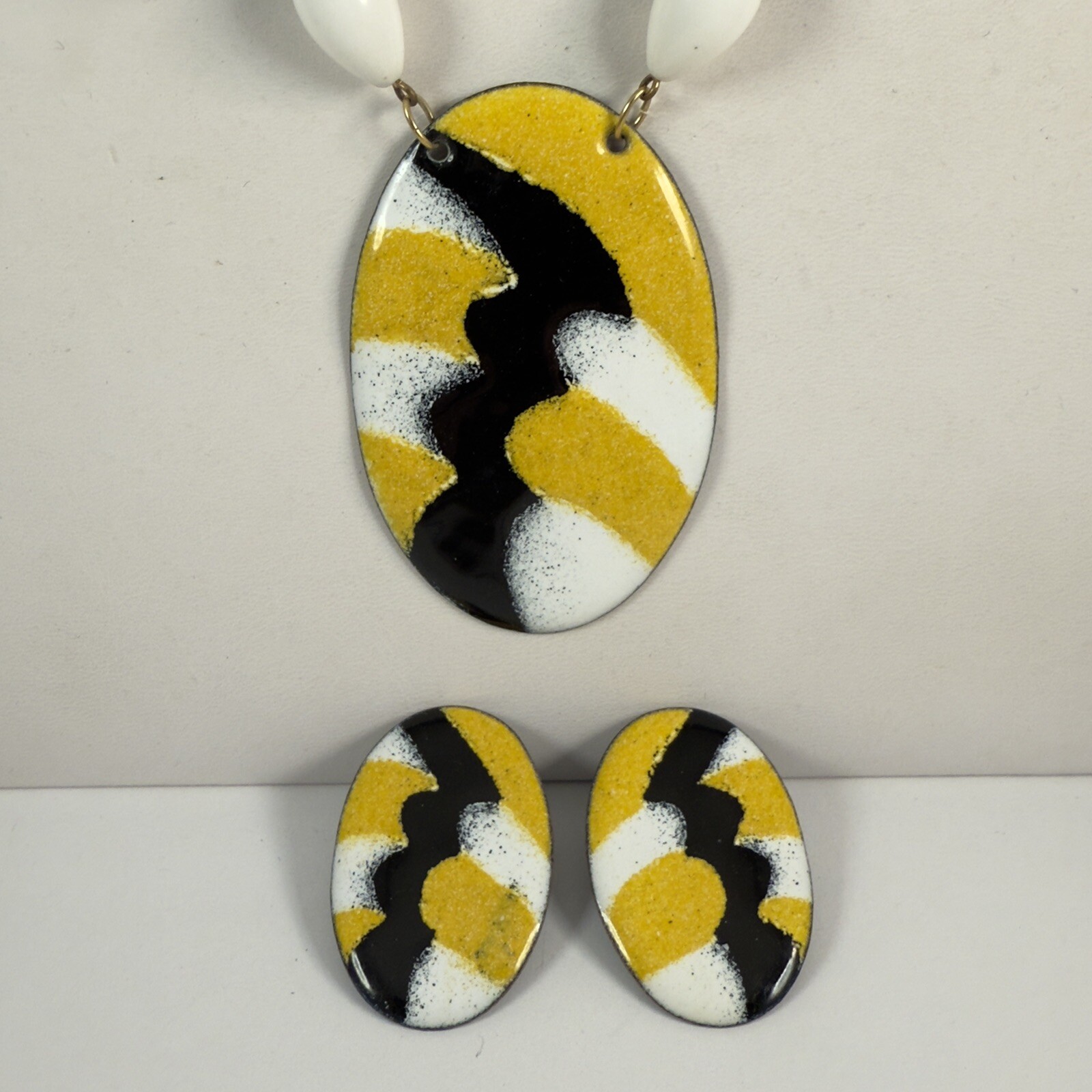VTG Yellow White Black Enameled Metal Plastic Beaded Necklace & Pierced Earrings