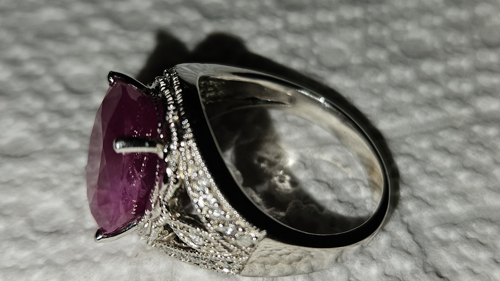BEAUTIFUL COCKTAIL RING IN WHITE GOLD & DIAMONDS W/LAB CREATED RUBY