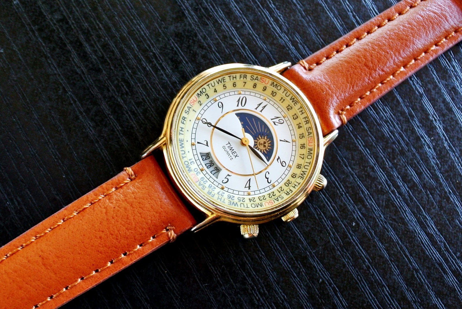 VINTAGE TIMEX SPORT CALENDAR DATE MOON PHASE QUARTZ MEN’S GOLDEN LEATHER WATCH
