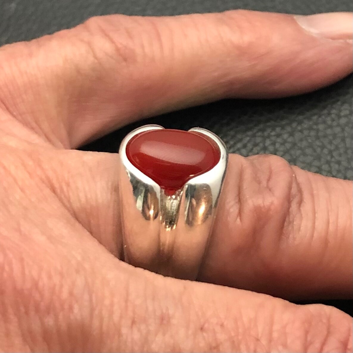 MJG STERLING SILVER MEN’S RING. 14 x 10mm OVAL NATURAL CARNELIAN CAB. SZ 10.