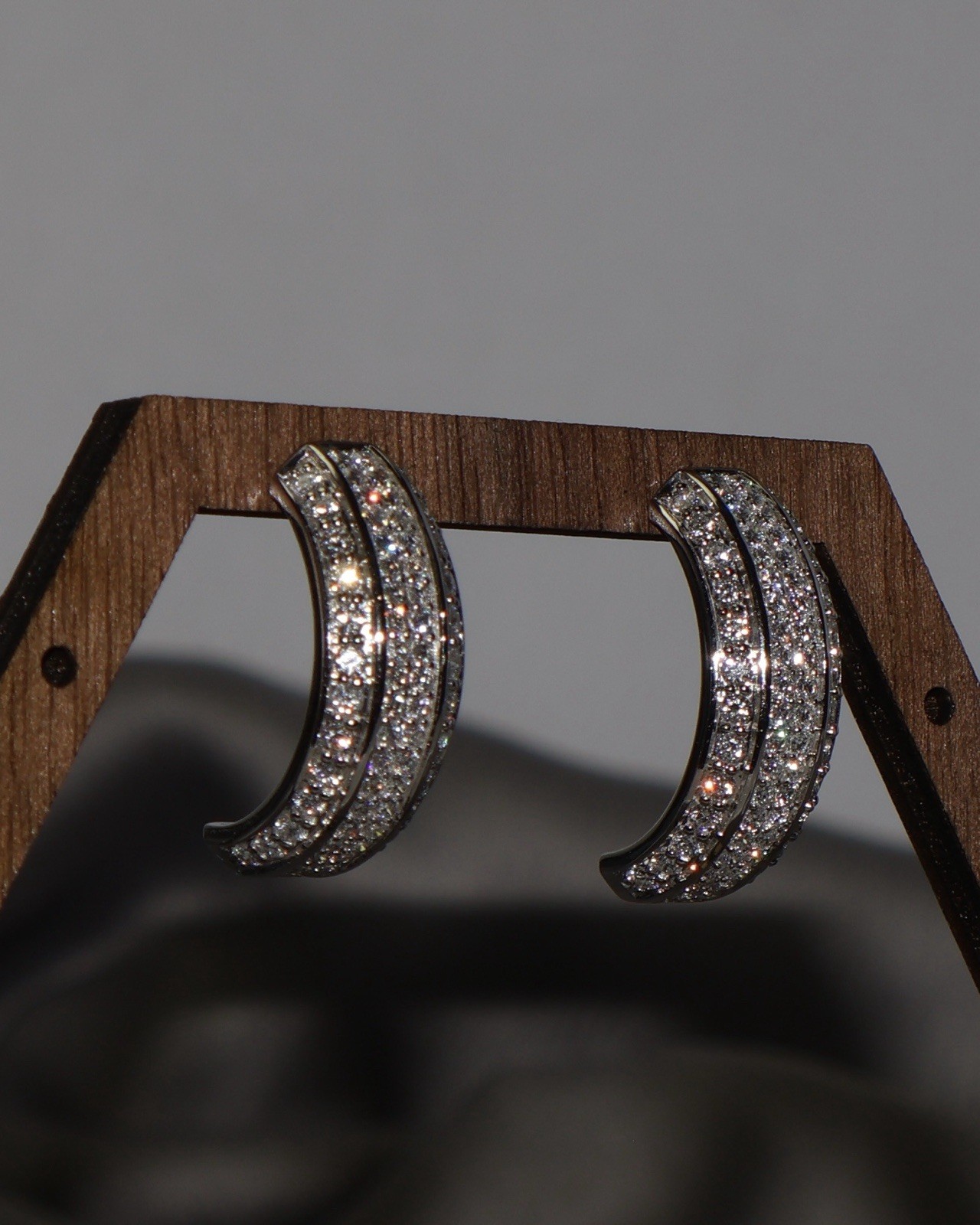 18k White Gold Diamond Post Earrings 8.38G/0.9in/2.52tcw