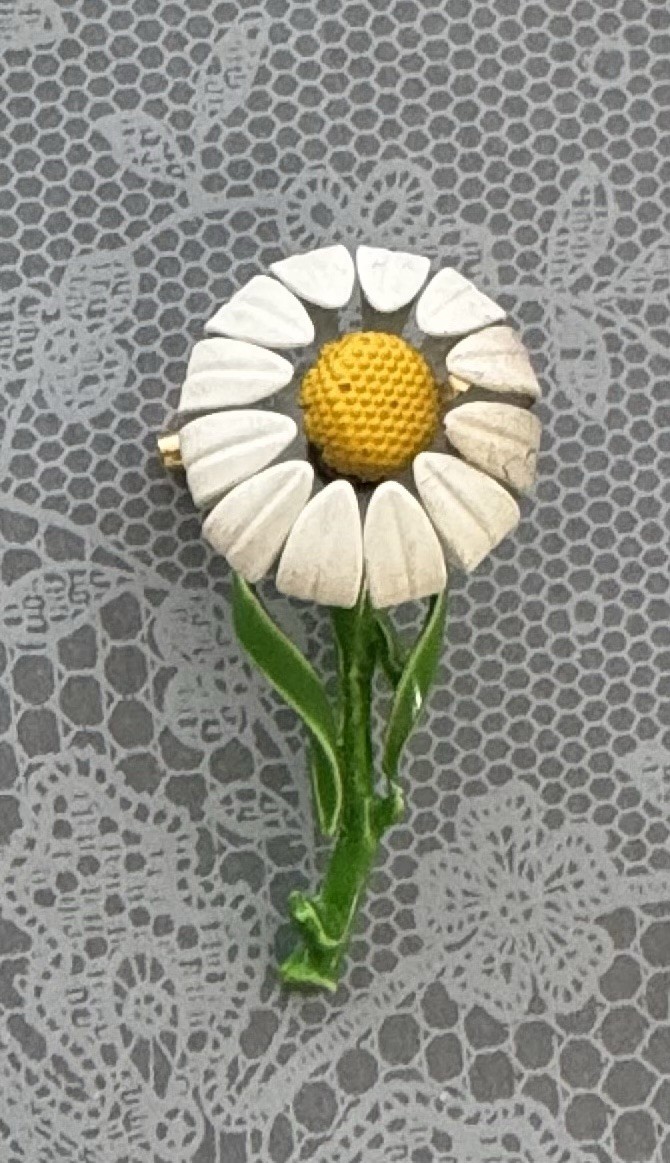 Vintage daisy flower brooch enamel on metal