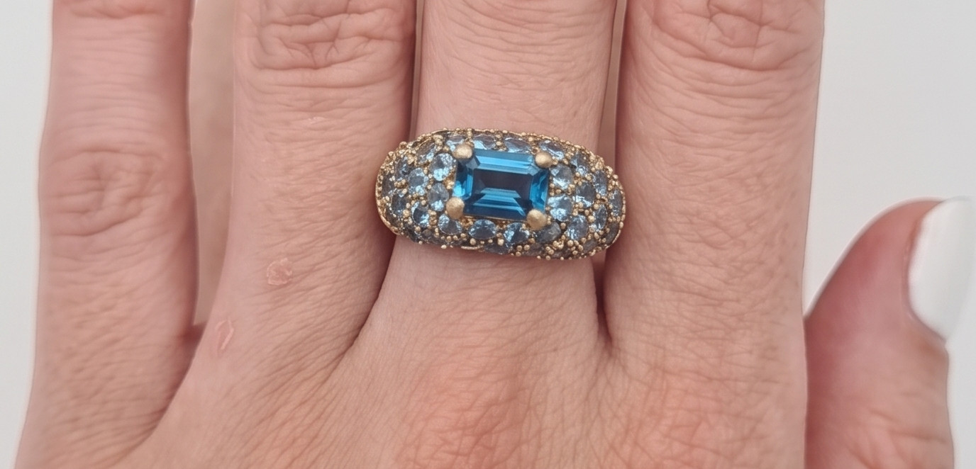Elegant 375 Yellow Gold Blue Topaz Trim Ring