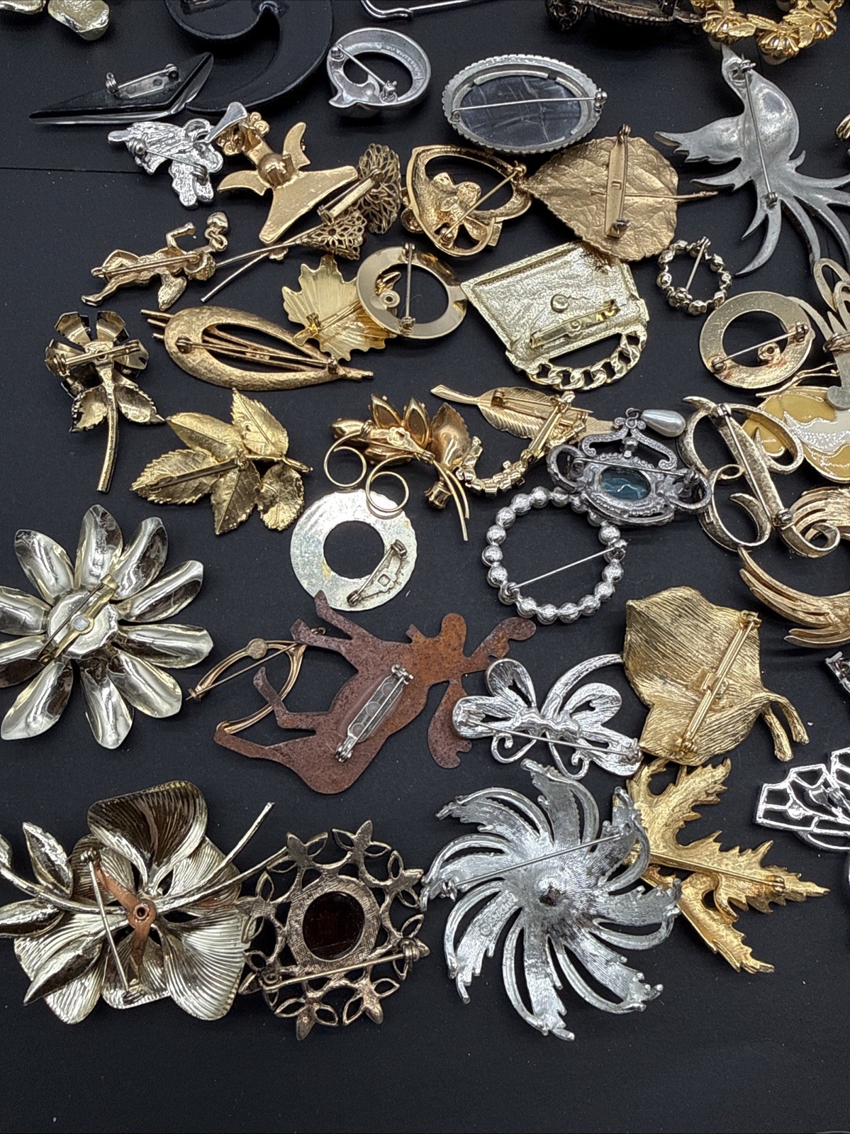 Lot Of 132 Brooches Pins – Many Signed – Silver Gold Tone Wholesale Resell J108b