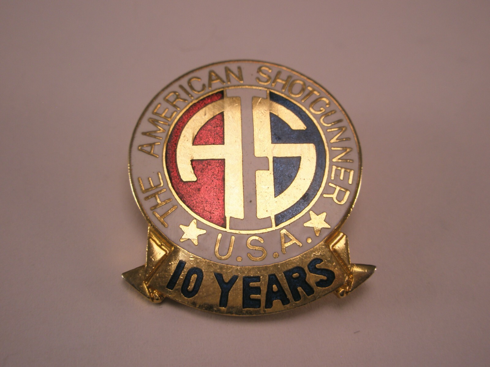 AS American Shotgunner USA 10 Years Vintage Tie Tack lapel pin n23