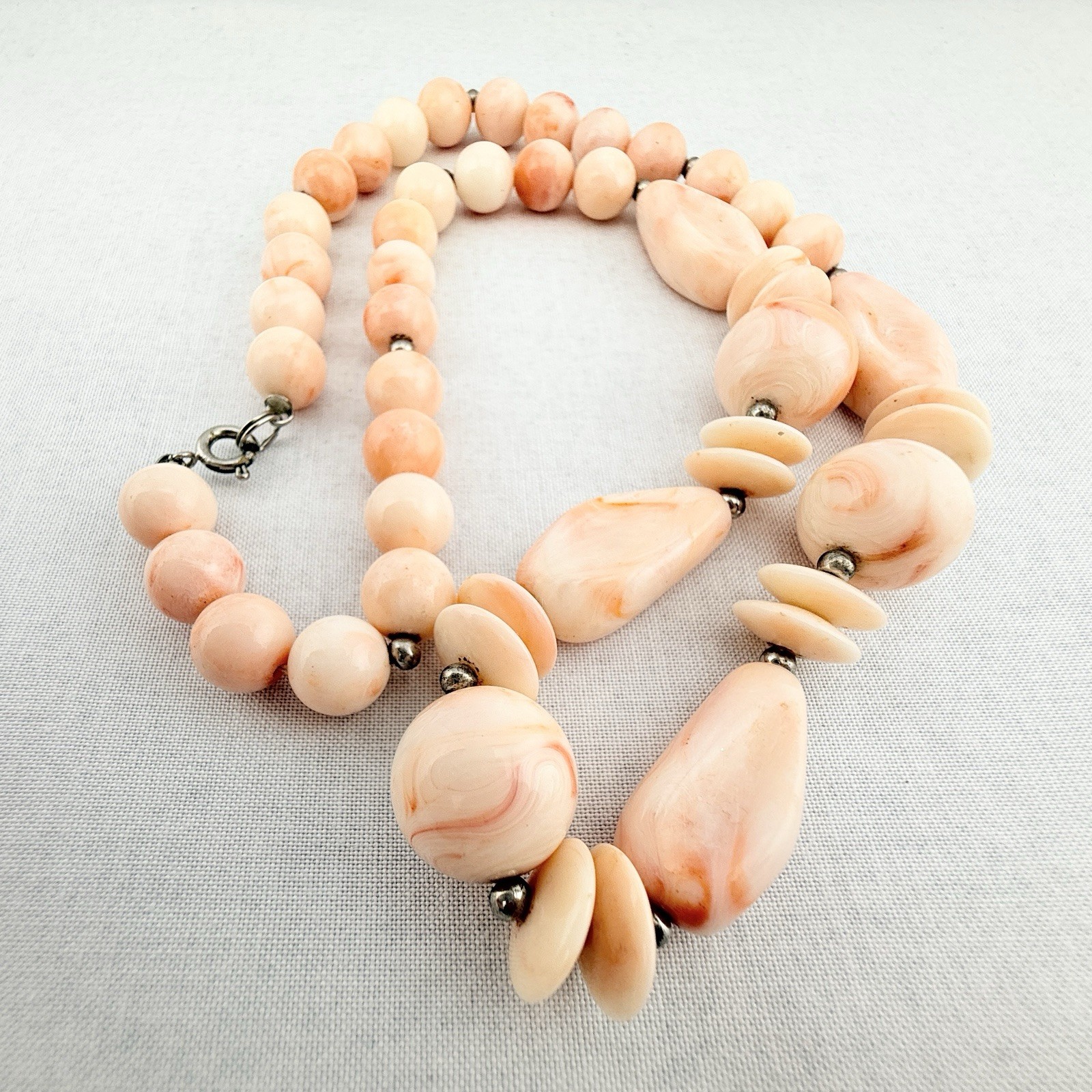 Vintage Lucite Marbled Peach Cream Chunky Bead Necklace Spring MCM Swirl Mod 22″