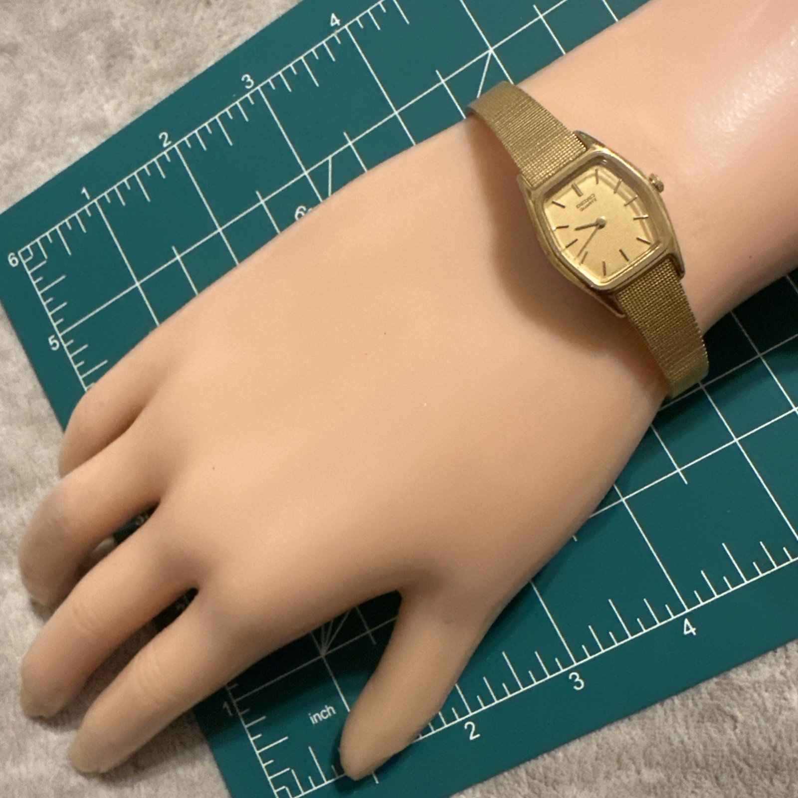 Vintage Seiko Watch Women’s Classic Luxury Gold Tone 2C20-6440 Gold Dial