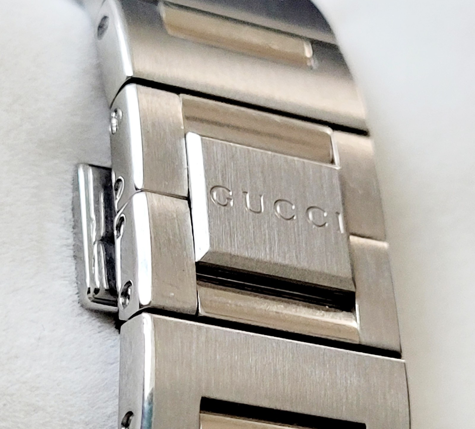 Gucci Pantheon 115.4,Authentic,35MM,Mother Of Pearl Dial,Excellent,Hardly Worn.
