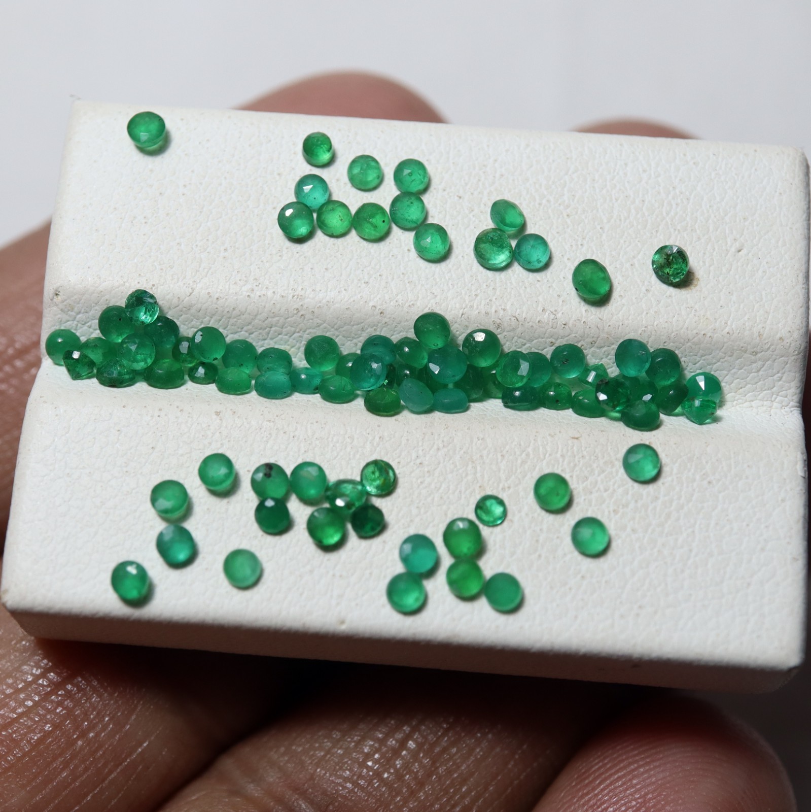 2 To 2.5 MM Natural Green Emerald Faceted Round Gemstones 88 Pcs Lot 6.4 Cts