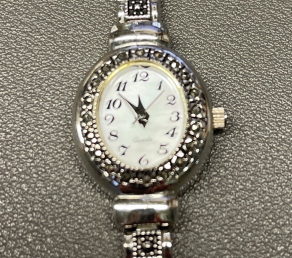 LADIES QUARTZ 3186 V377 WATCH MARCASITES & MOTHER PEARL FACE