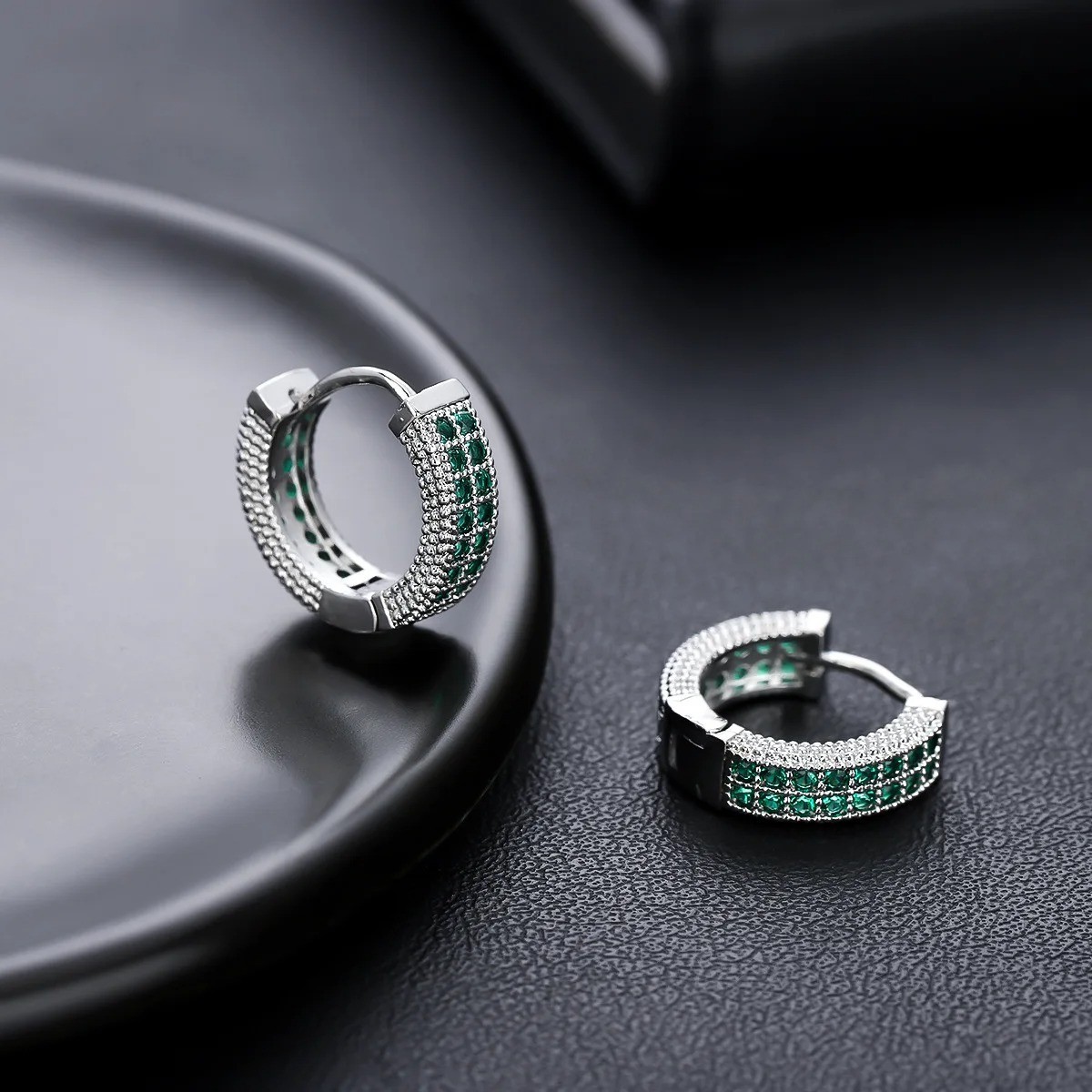 Pendientes aretes con simulado de diamantes chapados en oro para hombres