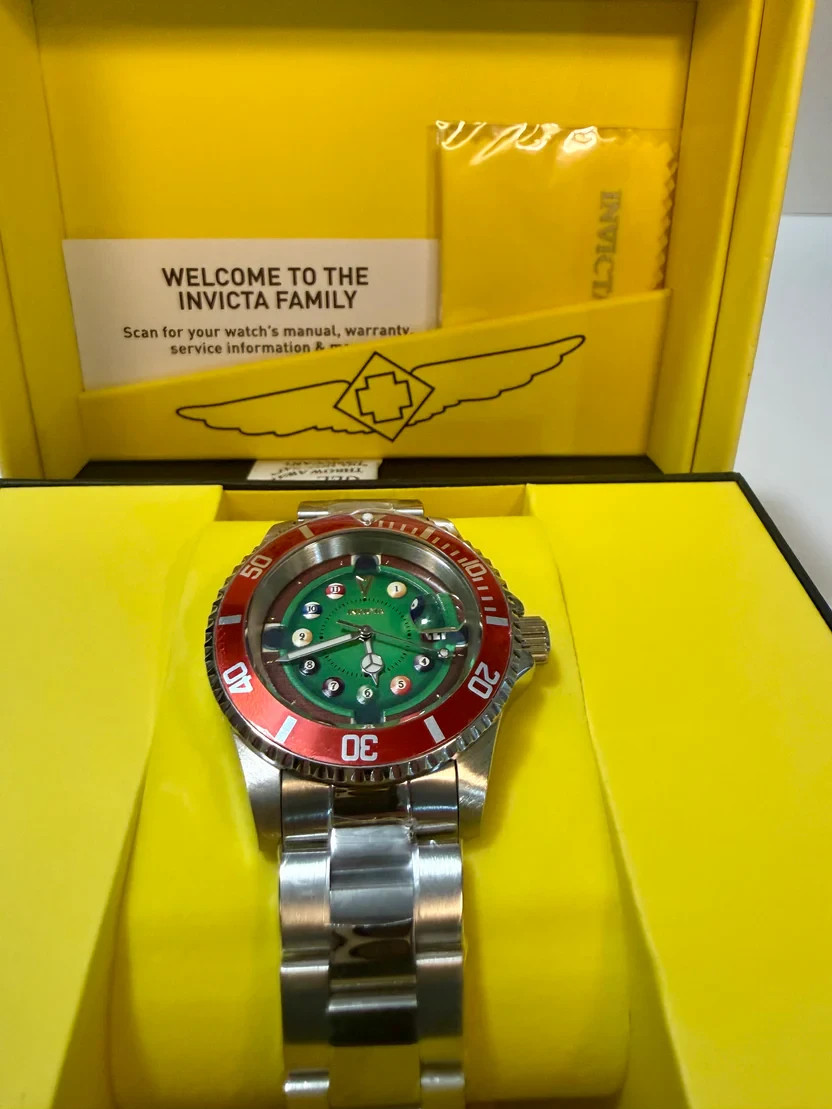 Invicta Pro Diver House of Cards 50523 Men 40mm SS Case Band Green Red Dial 200M